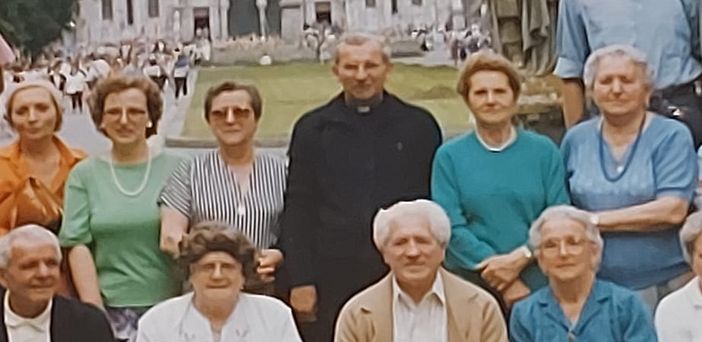 Don Peppino Villa in uno dei pellegrinaggi a Lourdes (foto dalla pagina Facebook dell'oratorio di Cugliate) Don Peppino Villa in uno dei pellegrinaggi a Lourdes (foto dalla pagina Facebook dell'oratorio di Cugliate)