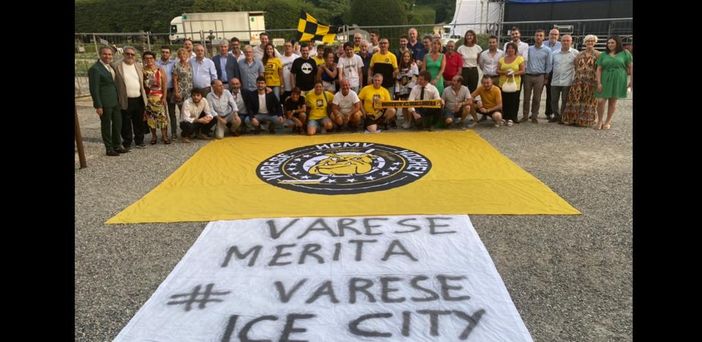 Sindaco, giunta, consiglieri di maggioranza e opposizione, presidenti della Provincia e della Camera di Commercio, associazioni sportive e tifosi di Mastini Forever: davanti al Comune Varese si candida ad ospitare il centro federale degli sport del ghiaccio