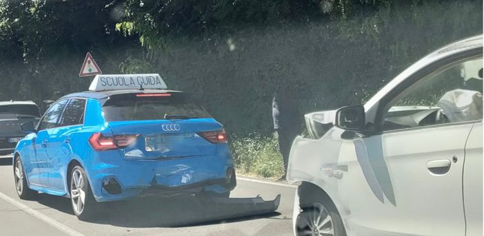 Tamponamento con auto della "scuola guida" in via Gasparotto: soccorsi in azione e code fino a viale Europa Tamponamento con auto della "scuola guida" in via Gasparotto: soccorsi in azione e code fino a viale Europa