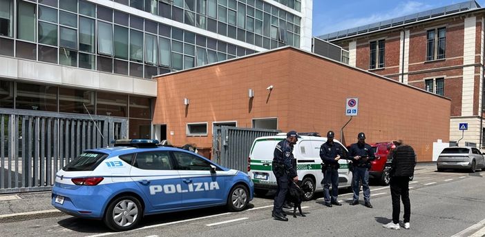 Controlli anti droga davanti alle scuole, in azione il cane poliziotto "Zorro"