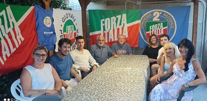 Il direttivo di Busto di Forza Italia. Sotto, il senatore Caliendo