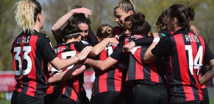 L'abbraccio delle rossonere di Maurizio Ganz (foto figc.it) L'abbraccio delle rossonere di Maurizio Ganz (foto figc.it)