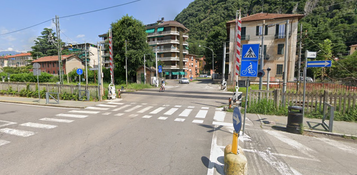 Il passaggio a livello delle Ferrovie Nord a Laveno Mombello