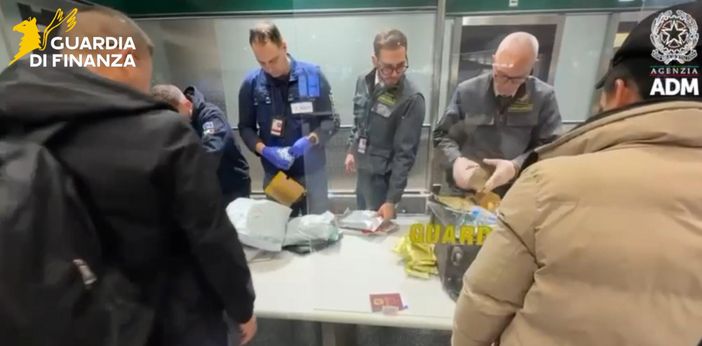 I controlli degli operatori e parte del materiale sequestrato I controlli degli operatori e parte del materiale sequestrato