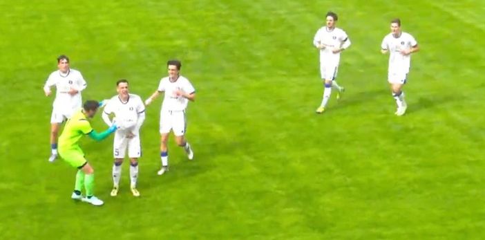 Mira si mette un pallone sotto la maglietta e mima il pancione per festeggiare il primo gol al Pavia, sotto Manfrè chiude il conto al Chinetti (foto tratte dalla diretta di Paolozerbi.com)