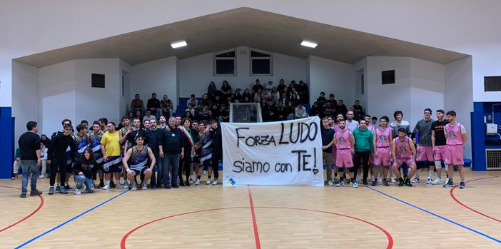 Lo striscione dei ragazzi della Phoenix Cantello e da tutti i cantellesi per sostenere Ludo, che lotta in ospedale dopo l'incidente di domenica sera, e la sua famiglia Lo striscione dei ragazzi della Phoenix Cantello e da tutti i cantellesi per sostenere Ludo, che lotta in ospedale dopo l'incidente di domenica sera, e la sua famiglia