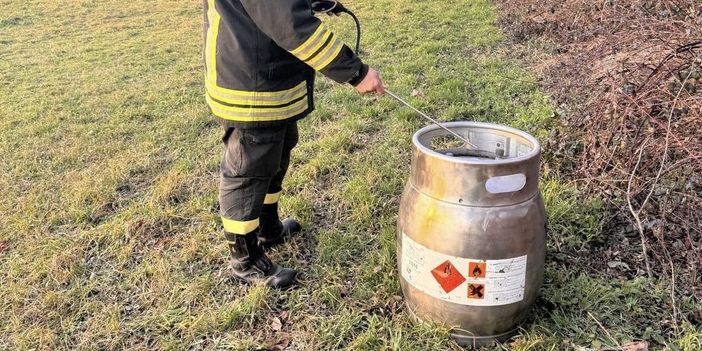 Sopralluogo a Fagnano: un primo telo per frenare l'odore di gas, ora si attende la bonifica Sopralluogo a Fagnano: un primo telo per frenare l'odore di gas, ora si attende la bonifica