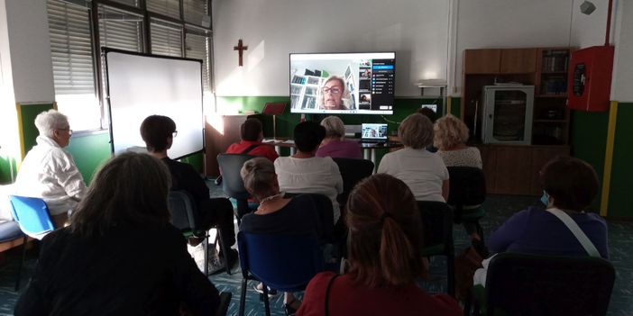 La prima lezione all'Alzheimer Cafè di Luino La prima lezione all'Alzheimer Cafè di Luino