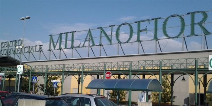 Tentata strage ad Assago: uomo accoltella a caso i clienti di un centro commerciale. Bilancio di un morto e tre feriti gravi