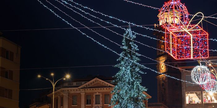 Stasera inizia il Natale varesino: albero, luci e addobbi accesi dalle 18 in piazza Monte Grappa. Ecco il programma di tutti gli eventi Stasera inizia il Natale varesino: albero, luci e addobbi accesi dalle 18 in piazza Monte Grappa. Ecco il programma di tutti gli eventi