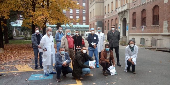 La partenza dei medici dall'Asst Valle Olona verso l'ospedale in Fiera: al centro il dg Porfido