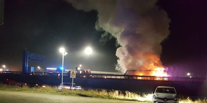 FOTO e VIDEO. Autobus divorato dalle fiamme sull'Autolaghi: soccorsi in azione e A8 chiusa in direzione Varese FOTO e VIDEO. Autobus divorato dalle fiamme sull'Autolaghi: soccorsi in azione e A8 chiusa in direzione Varese