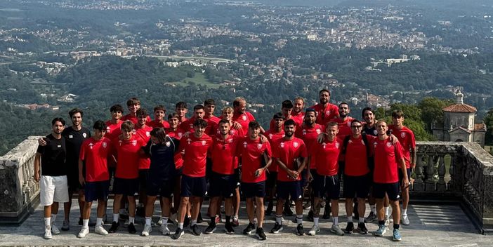 Il Varese ieri è salito al Sacro Monte (foto dal profilo Facebook ufficiale del Varese Football Club) Il Varese ieri è salito al Sacro Monte (foto dal profilo Facebook ufficiale del Varese Football Club)