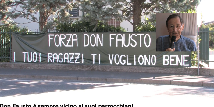 Lo striscione messo dai ragazzi lo scorso anno per don Fausto