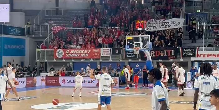 Giancarlo Ferrero saluta i tifosi varesini giunti a Brescia Giancarlo Ferrero saluta i tifosi varesini giunti a Brescia