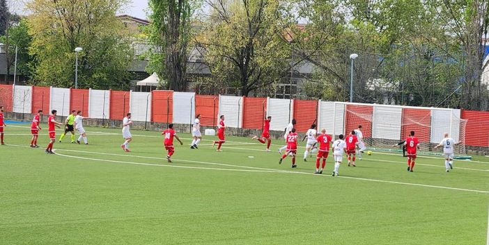 Sulla ribattuta il gol di Achenza per il temporaneo 1-0 del Calvairate, poi rimontato dalla capolista Oltrepò Sulla ribattuta il gol di Achenza per il temporaneo 1-0 del Calvairate, poi rimontato dalla capolista Oltrepò