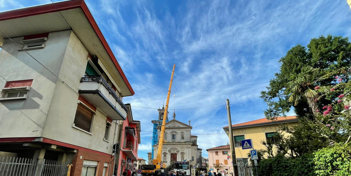 FOTO - Le campane volano in cielo a Caronno Varesino