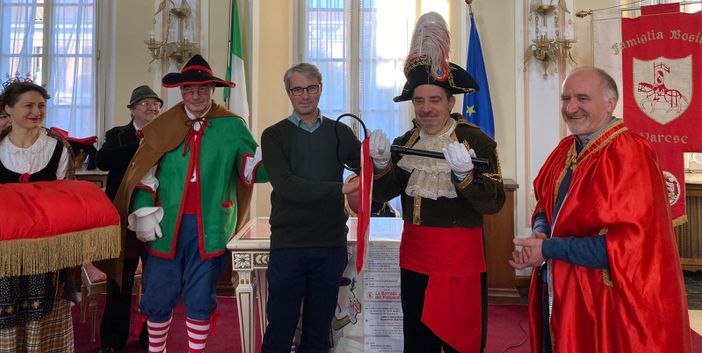 La paura non ferma la tradizione: il sindaco ha consegnato le chiavi della città al Re Bosino