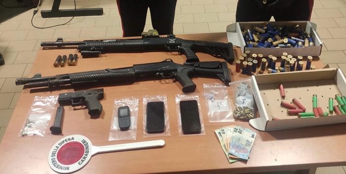Inseguimento dopo il blitz nei boschi dello spaccio: i carabinieri trovano in auto un arsenale e arrestano due persone Inseguimento dopo il blitz nei boschi dello spaccio: i carabinieri trovano in auto un arsenale e arrestano due persone