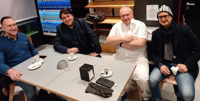 Da sinistra il vostro cronista, Vito Romaniello, Paolo Severgnini e Massimo Maurizio Cannavò Da sinistra il vostro cronista, Vito Romaniello, Paolo Severgnini e Massimo Maurizio Cannavò