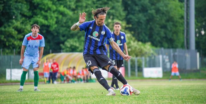 Doppietta finale (la seconda rete su rigore) con 21 gol tra campionato e Coppa per capitan Scapinello (foto Samuele Lucchi - Solbiatese Calcio 1911)