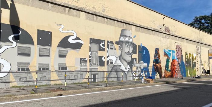 FOTO - Un murales in via Sanvito "annuncia" la rinascita dell'ex Aermacchi