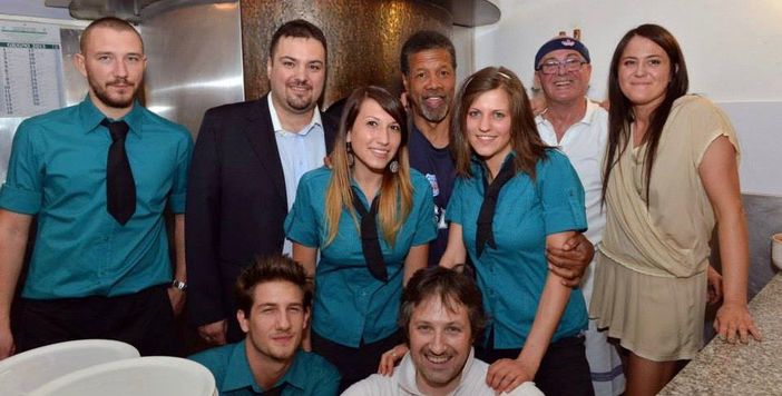 Dario De Gasperin, secondo da destra in piedi, tra la figlia Roberta, Charlie Yelverton, il figlio Davide e lo staff della pizzeria La Speranza dove ha lavorato dal 1986 al 2017 Dario De Gasperin, secondo da destra in piedi, tra la figlia Roberta, Charlie Yelverton, il figlio Davide e lo staff della pizzeria La Speranza dove ha lavorato dal 1986 al 2017