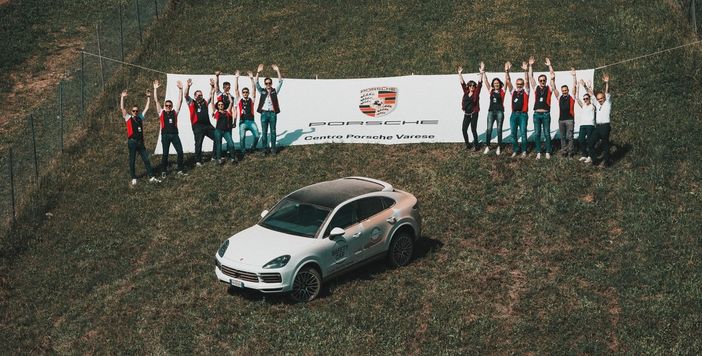 Lo staff di Centro Porsche Varese, pronto a dare una mano alla Caritas Ambrosiana insieme ai clienti (foto archivio)