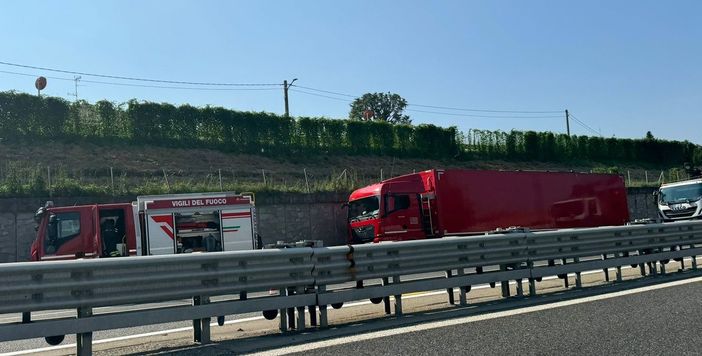 Camion in fiamme sull'Autostrada dei Laghi, code e fumo tra Castronno e Gallarate Nord Camion in fiamme sull'Autostrada dei Laghi, code e fumo tra Castronno e Gallarate Nord
