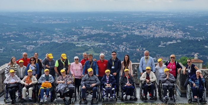 In una foto tutto il bello della gita al Sacro Monte di alcuni ospiti della Fondazione Comi di Luino