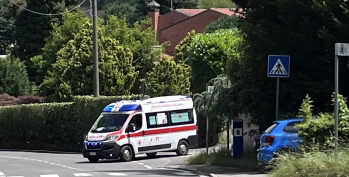 L'ambulanza lascia via Manzoni dopo l'intervento di soccorso