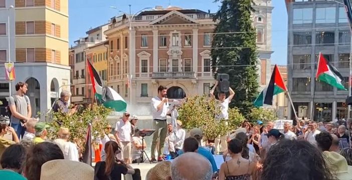Bandiere della Palestina in piazza Monte Grappa: stasera alle 22 la manifestazione "disertiamo il silenzio" nel cuore di Varese. Cinque minuti di rumore per «unire le nostre sirene, i clacson, le nostre campane alle sirene delle ambulanze di Gaza» Bandiere della Palestina in piazza Monte Grappa: stasera alle 22 la manifestazione "disertiamo il silenzio" nel cuore di Varese. Cinque minuti di rumore per «unire le nostre sirene, i clacson, le nostre campane alle sirene delle ambulanze di Gaza»