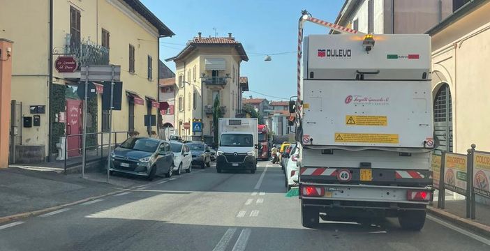 Tutti in coda nella canicola tra Malnate e la Folla Tutti in coda nella canicola tra Malnate e la Folla