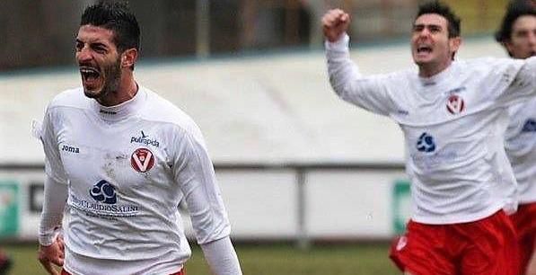 L'urlo di Stefano Del Sante al Franco Ossola, inseguito da Buzzegoli e Dos Santos (foto Ezio Macchi)