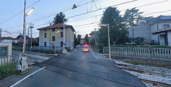 Il passaggio a livello di via Crestani (foto da Google)