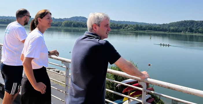 Il sindaco Davide Galimberti alla Schiranna insieme al vicesindaco Ivana Perusin e al direttore generale della Canottieri Varese Pierpaolo Frattini: in arrivo a Varese migliaia di atleti e famiglie per i Mondiali al via venerdì con la cerimonia inaugurale