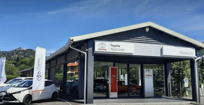 Qui la sede di via Stadio 12 a Varese. In basso, il simbolo del DAE