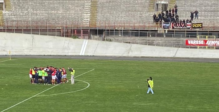 Il gruppo in campo a fine gara. Nella gallery Salami spiazza il portiere sul rigore dell'1-0 e lo stesso gruppo biancorosso nel pre partita unito in cerchio sul prato di Masnago