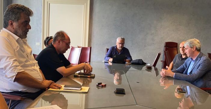 L'assessore allo Sport, Stefano Malerba, primo a sinistra con il sindaco Davide Galimberti nella riunione a Palazzo Estense insieme al presidente del Varese, Stefano Amirante, e al vicepresidente Stefano Pertile L'assessore allo Sport, Stefano Malerba, primo a sinistra con il sindaco Davide Galimberti nella riunione a Palazzo Estense insieme al presidente del Varese, Stefano Amirante, e al vicepresidente Stefano Pertile