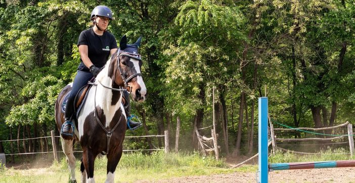 All'agriturismo il Pivione di Brebbia si va a cavallo e si possono gustare i prodotti gastronomici a chilometro zero