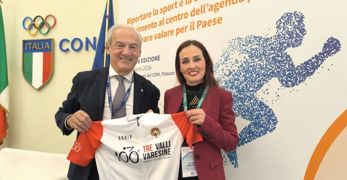 Il presidente Oldani consegna la maglia del centenario della Binda a Silvia Marrara, rappresentante del Ministero degli Esteri