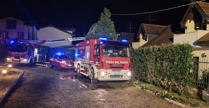 Tetto in fiamme a Castelseprio: due intossicati, cinque sfollati Tetto in fiamme a Castelseprio: due intossicati, cinque sfollati