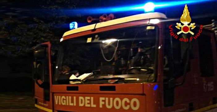 Auto prende fuoco in via Giusti: intervengono i vigili del fuoco Auto prende fuoco in via Giusti: intervengono i vigili del fuoco