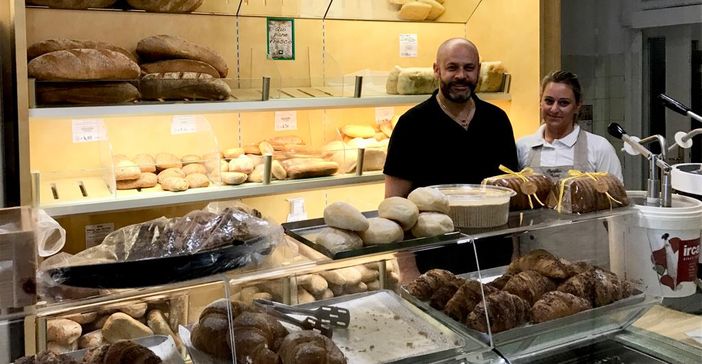 Roberto e Monica Pisoni nel loro storico negozio di Induno Olona