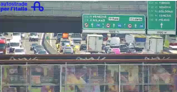 Incidente in A8, coinvolte tre persone: 3 km di coda verso Milano