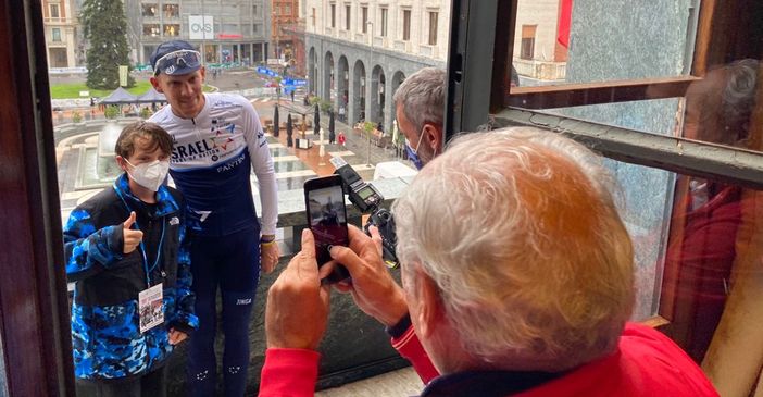A fine gara, una scena bellissima: il patron della Binda Renzo Oldani accompagna sul balcone della Camera di Commercio un bimbo che voleva farsi fotografare insieme al vincitore Alessandro De Marchi. E' lo stesso Oldani a scattare l'immagine