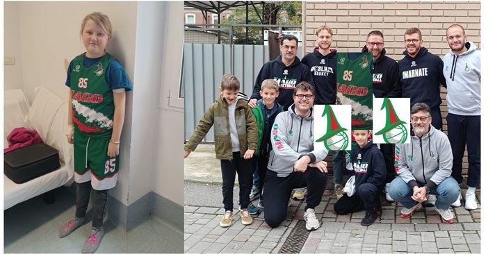 Caterina con la sua divisa in ospedale, accanto la società che gliel'ha portata e il suo fratellino Giovanni Caterina con la sua divisa in ospedale, accanto la società che gliel'ha portata e il suo fratellino Giovanni