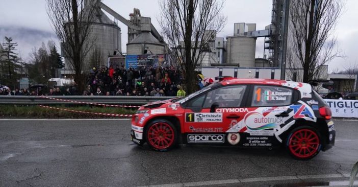 Crugnola accende lo spettacolo al 32° Rally dei Laghi. Ma a vincere è già una folla incredibile
