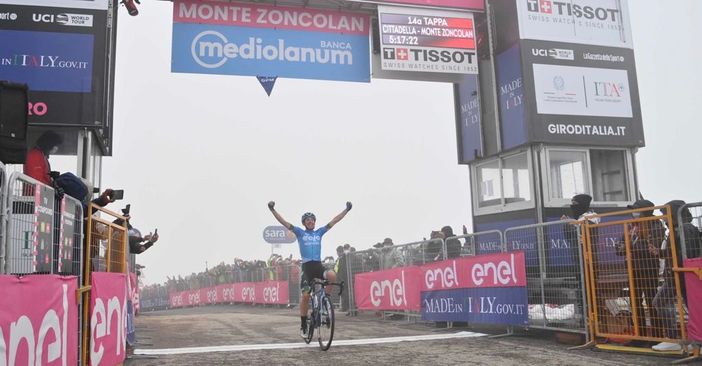 Giro, Lorenzo Fortunato vola nel blu dipinto di blu. La Eolo-Kometa tocca il cielo dello Zoncolan