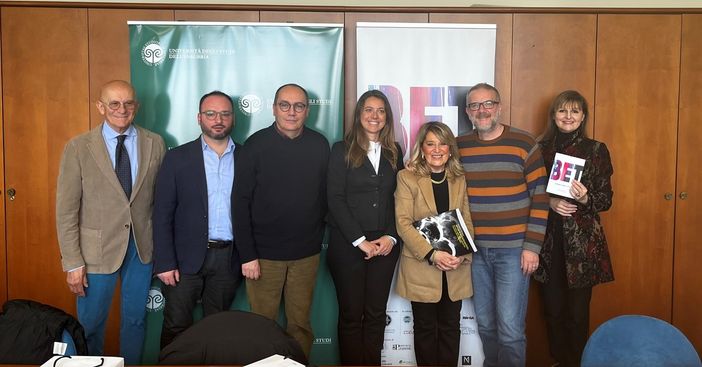 Da sinistra: Danjel Delishi e Alberto Scalera di Social Libreria, l’assessore Enzo La Forgia, Francesca Strazzi, Giovanna Brebbia, Mauro Gervasini, Stefania Barile